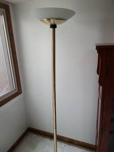 lot 2200 image: Floor lamp, 72in tall, with power strip