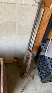 lot 3001 image: Vintage post Vise with long handle