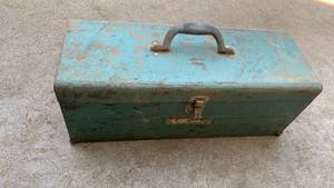 lot 3006 image: Metal Toolbox with misc contents