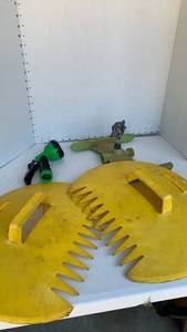 lot 3024 image: Yellow Garden Claw leaves carrier and Sprinkler and Green Nozzle