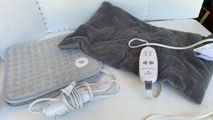 lot 3039 image: Sharper Image weighted Heating Pad with Controller