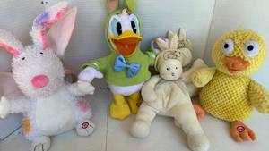 lot 3043 image: Plush Stuffed Animals