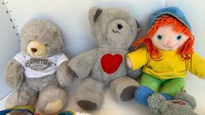 lot 3044 image: Assorted stuff toys ��