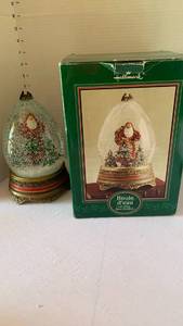 lot 3104 image: Hallmark Boule deau Deck the Halls Snow Globe Santa