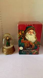 lot 3105 image: Hallmark St. Nicholas Water Globe Plays Jolly Old St. Nicholas