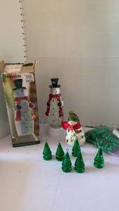 lot 3120 image: Kirkland��s snowman water, globe, and other decor