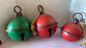 lot 3123 image: Sleigh Bells 3-Pack Green Red Metal with Rope Handles