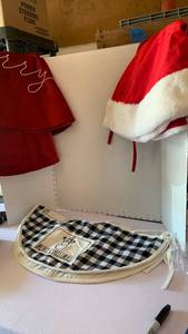 lot 3127 image: Christmas tree skirts