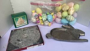 lot 3206 image: Easter decor trivets and eggs