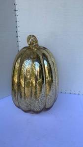 lot 3211 image: Battery operated glass pumpkin