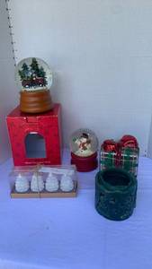 lot 3220 image: Christmas decor, including snow globes