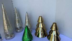 lot 3221 image: Christmas tree decor