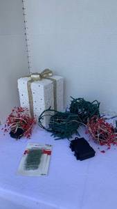 lot 3225 image: Christmas present decor and lights