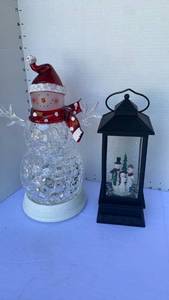 lot 3232 image: Battery operated, snowman and lantern