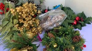 lot 3235 image: Christmas greenery decor