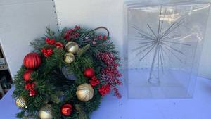 lot 3237 image: Christmas wreaths and treetop