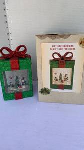 lot 3239 image: Gift Box Snowman Family Glitter Globe