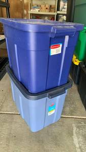 lot 3242 image: Rubbermaid 18 gallon rough neck storage bins