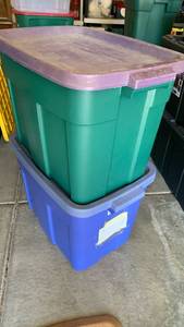 lot 3302 image: Rubbermaid roughneck storage bins