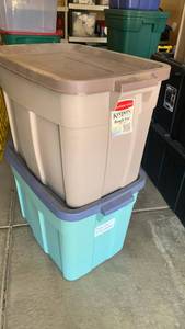 lot 3304 image: Rubbermaid rough neck storage bins, 18 gallon