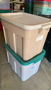 lot 3306 image: Rubbermaid rough neck, storage bins