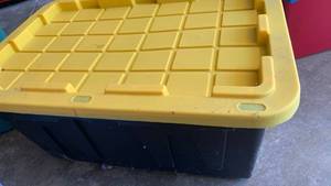 lot 3311 image: 1 Heavy duty 27 gallon storage bin