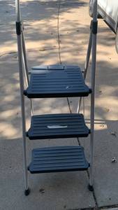 lot 3316 image: Cosco 3-Step Lift to Fold Ladder