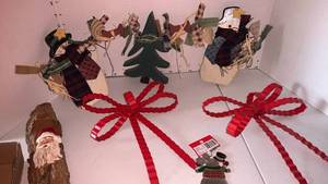 lot 3411 image: Christmas decor