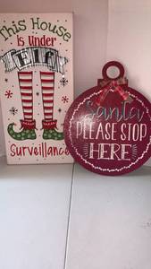 lot 3414 image: Holiday wall Decor