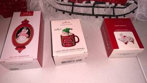 lot 3418 image: Hallmark Keepsake Christmas Ornaments and decor