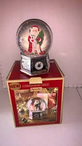 lot 3419 image: Spode Christmas Tree Santa Snowglobe