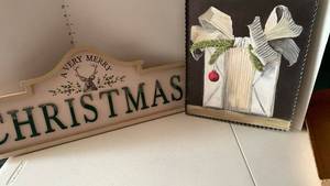 lot 3427 image: Christmas Wall decor 24X10 and smaller
