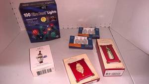 lot 3438 image: Christmas ornaments and light set