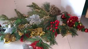 lot 3440 image: Christmas spray decor and picks
