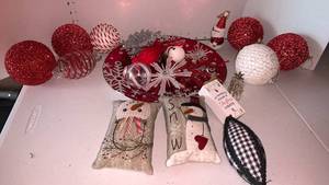 lot 3441 image: Christmas ornaments and decor