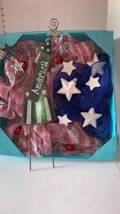 lot 3444 image: Fourth of July wreath and decor