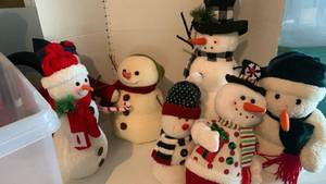 lot 3521 image: Hefty Hi-Rise Storage Container with Snowman Plush Toy Lot