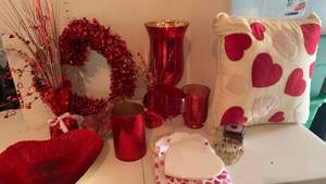 lot 3524 image: Valentines Day decor in storage bin