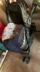 lot 3537 image: Pet Gear Special Edition No-Zip Pet Stroller PG8250MZ and vm blankets