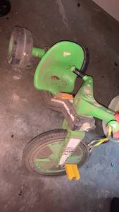 lot 3539 image: Green Ride-On big wheel