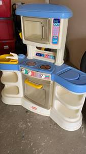 lot 3541 image: Little Tiker Family Kitchen Play Set Microwave Oven Stove Blue White