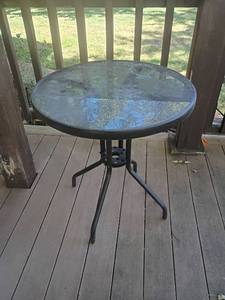lot 4101 image: Outdoor Table.  29 x 26