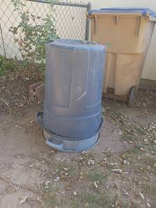 lot 4125 image: 2 Outdoor Trashcans