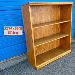 lot 25 image: Oak Bookcase 32W x 36H x 10D 3-Shelf Open Storage