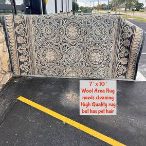 lot 31 image: 7 x 10 Wool Area Rug with Circular Medallion Pattern read desc & notes in pic