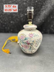 lot 56 image: Portable Luminaire Table Lamp 5.75 in Dia 10.25 in Tall BJ 96,906