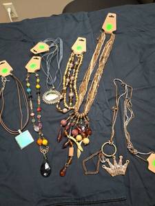 lot 5 image: 6 Fashion Jewelry Necklaces