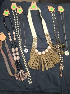 lot 6 image: Lot of 7 Fashion Jewelry Necklaces