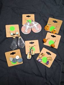 lot 11 image: Earring Lot 6 Pairs Assorted Styles.