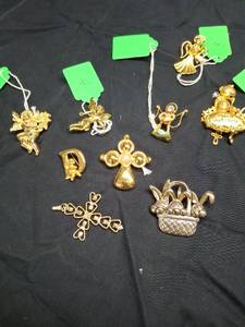 lot 15 image: Lot of 9 Gold-Tone Brooches, Pins and Pendants